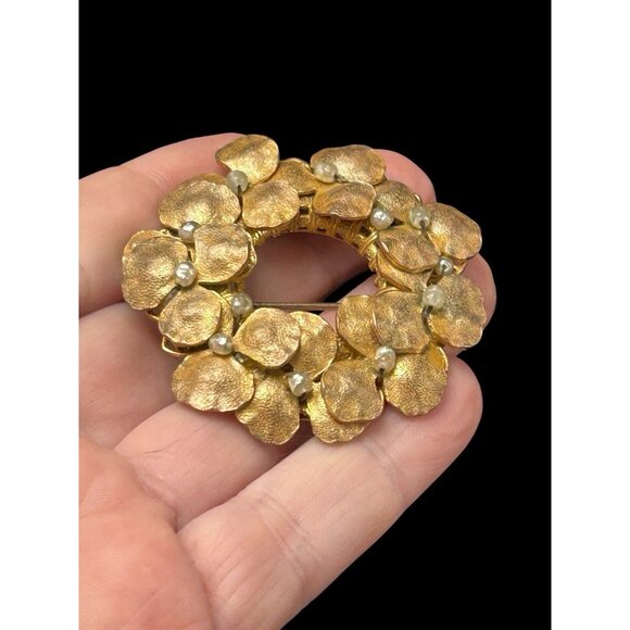 Miriam Haskell Gold tone Textured Clover Leaf Wreath Brooch Faux Glass Pearls - Picture 2 of 6